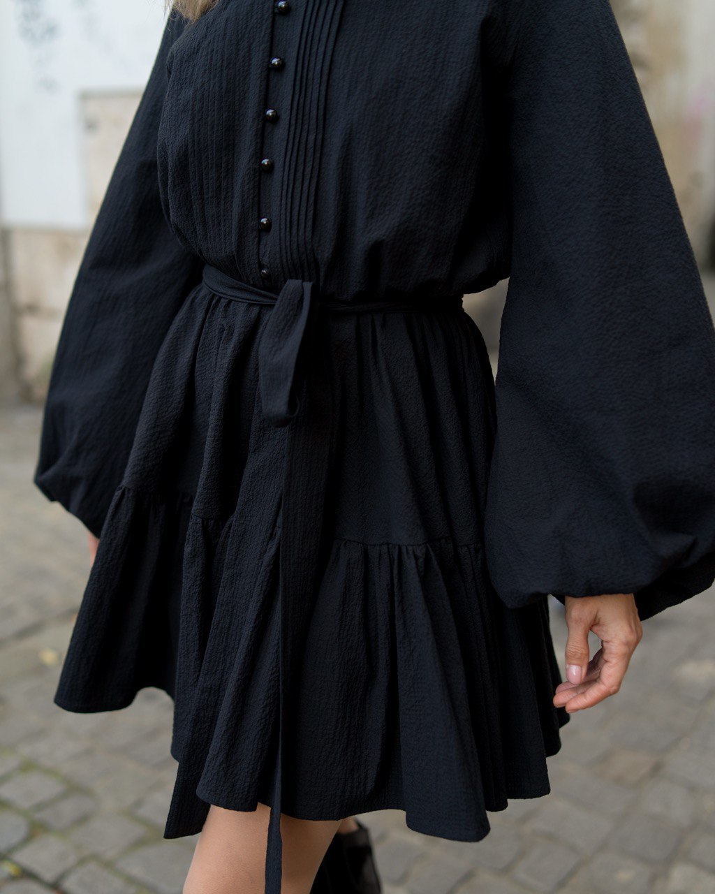 Detal sukienki Noir Éclat – czarna wiskozowa sukienka Elizka z bufiastymi rękawami i paskiem w talii