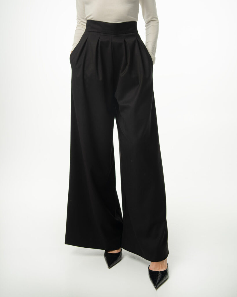 Czarne spodnie palazzo Elizka z szerokimi nogawkami i wysokim pasem, widok z przodu