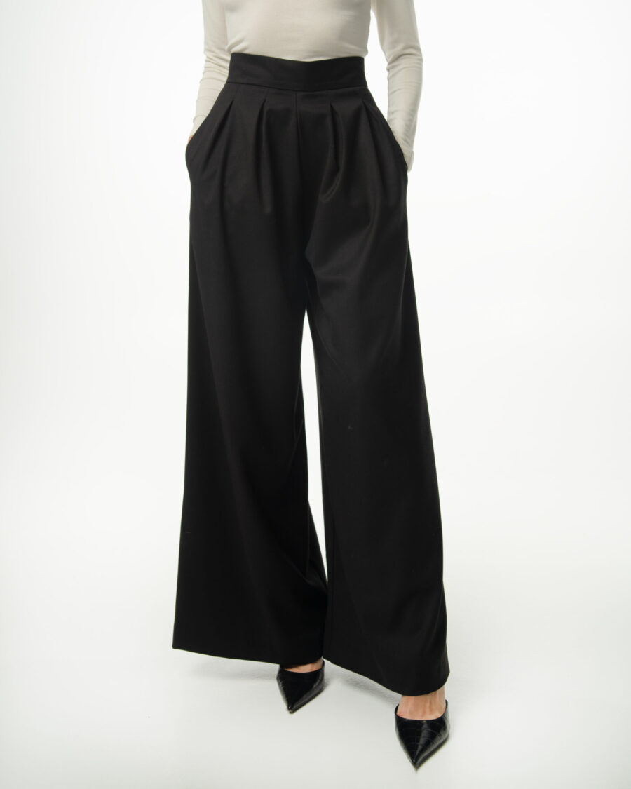 Czarne spodnie palazzo Elizka z szerokimi nogawkami i wysokim pasem, widok z przodu