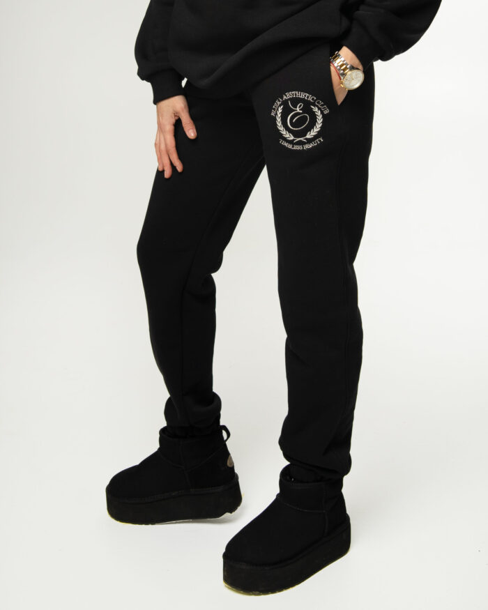 Czarne spodnie dresowe damskie Czarna Esencja Elizka – detal haftu i kieszeni