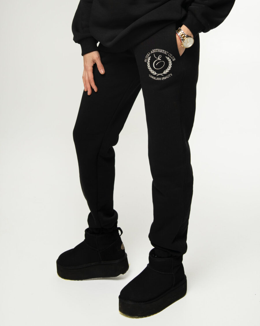 Czarne spodnie dresowe damskie Czarna Esencja Elizka – detal haftu i kieszeni