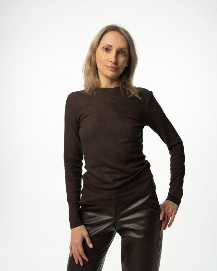 Bluzka basic z długim rękawem w kolorze ciemnobrązowym, dopasowana, z dzianiny wiskozowej w drobny prążek